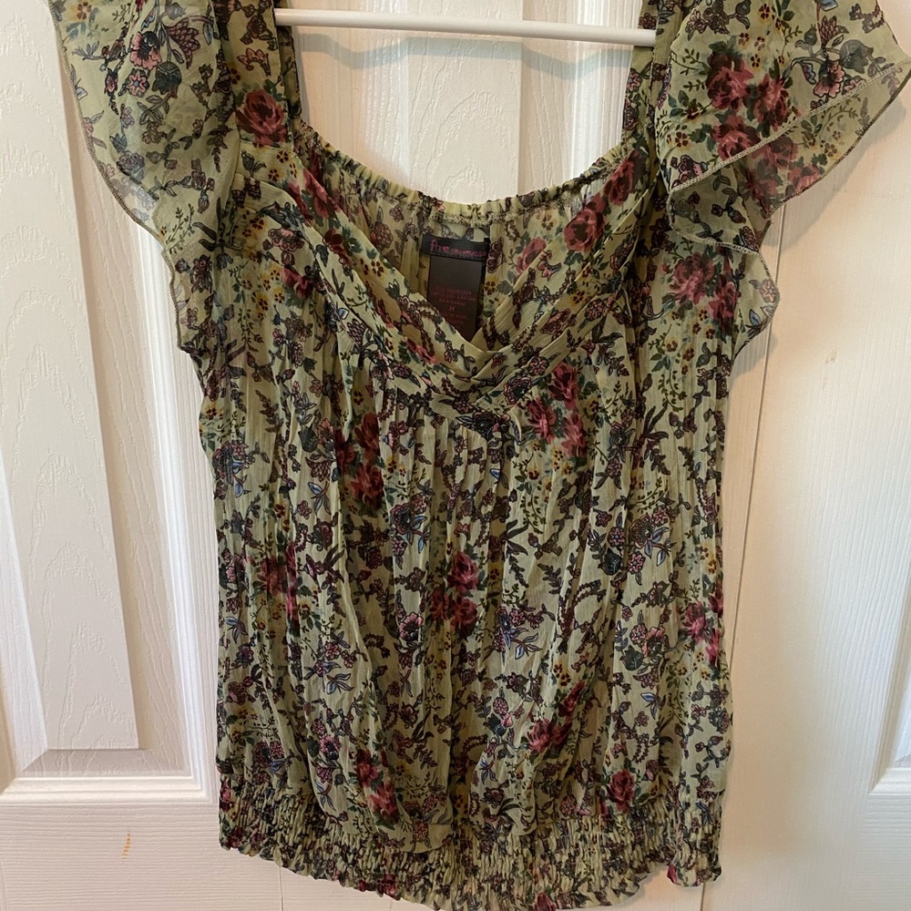 *Like New* Flutter Sleeve Smocked Floral Blouse